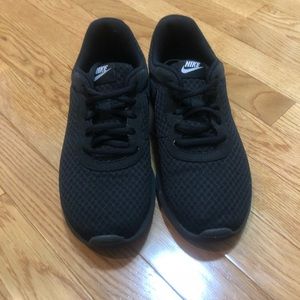 Nike tennis shoes very similar to roshe size 8